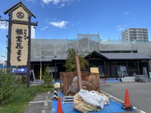 札幌の回転寿司店舗のユカカラ暖房MUTE工事が始まりました