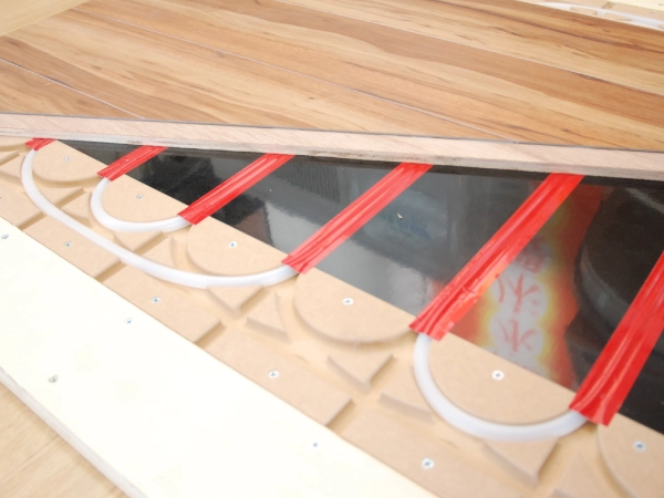 温水式床暖房のパイプ