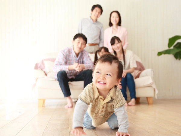 ハイハイする赤ちゃんと家族